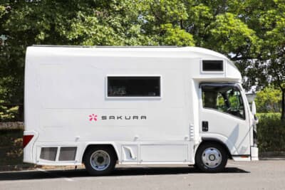 日本特種ボディー サクラ：ソーラーパネルが標準装備されているので、エンジン停止中もサブバッテリーの充電が可能だ