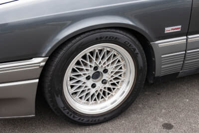 マツダ ルーチェ ロータリーターボ：ホイールはSSRのフォーミュラメッシュで、タイヤは205/55R16サイズのFIRESTONE FIREHAWK