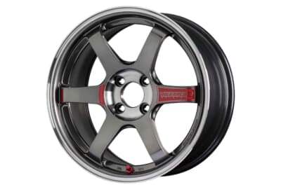 VOLK RACING TE37 SONIC SL：たとえコンパクトカーといえども出力性能やタイヤのグリップ力が飛躍的に増大した昨今のトレンドを満足させる、新たな時代のTE37として「TE37 SONIC」が生まれた。スポークをさらにワイドに、そしてリム側の接合部もこだわり高強度・高剛性を生み出した。本稿で取り上げたTE37 SONIC SLのベースとなる高性能ホイールだ。15、16インチサイズで多数のサイズを取り揃え、コペンを含めたコンパクトスポーツを支える