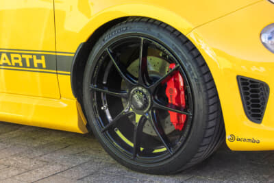 アバルト 595：ホイールはOZ フォーミュラHLTで、岐阜のイタリア車＆フランス車専門スペシャルショップ「レッドポイント」の専用スペック