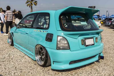 トヨタ スターレット：エクステリアは、かつてレーシングチーム「レイトンハウス」を彷彿とホンダ・シティのボディカラーを採用
