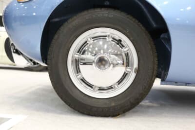 トヨタ スポーツ 800：新品のホイールキャップなどが付いている